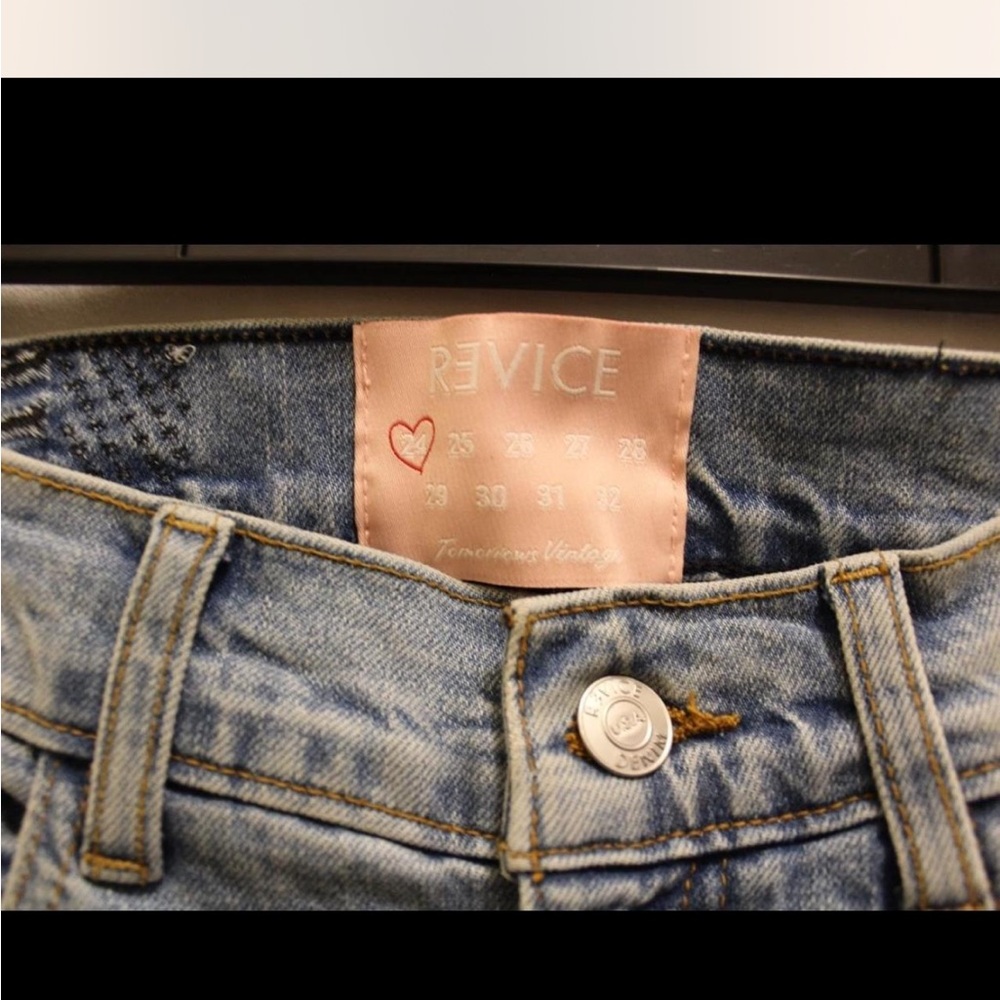 Super cute revice skinny jeans. Star pattern on the back.
